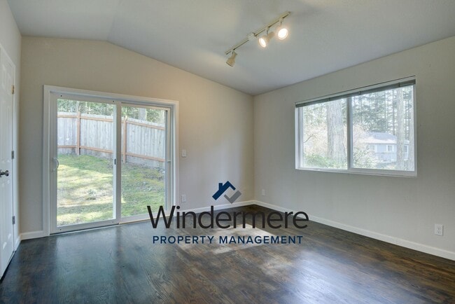 Building Photo - Charming 3 Bedroom 2 Bathroom Home in Sierra with Water View