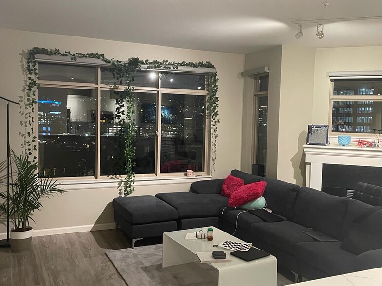 Living Room - 900 Aurora Ave N