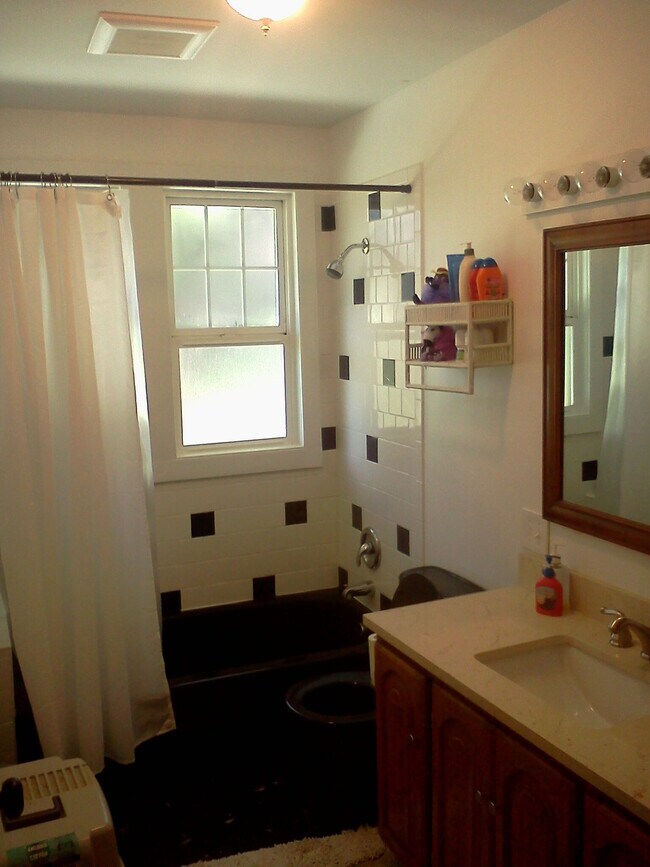 Building Photo - 1002 E Victor St