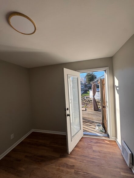 Building Photo - 6707 Laverne Ave