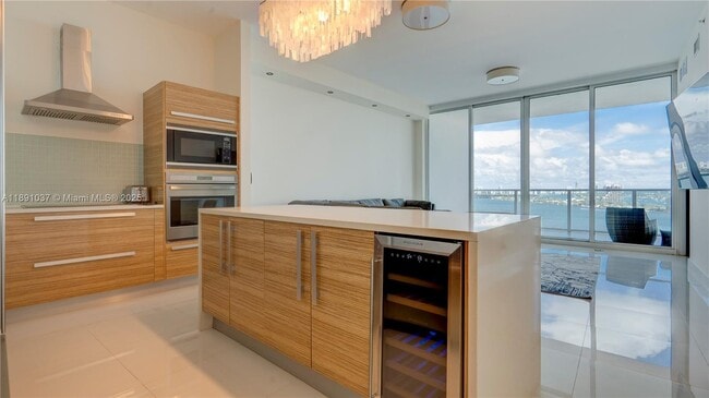 Building Photo - 2020 N Bayshore Dr