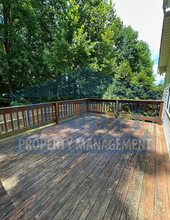 Building Photo - Beautiful three bedroom home in North Clev...