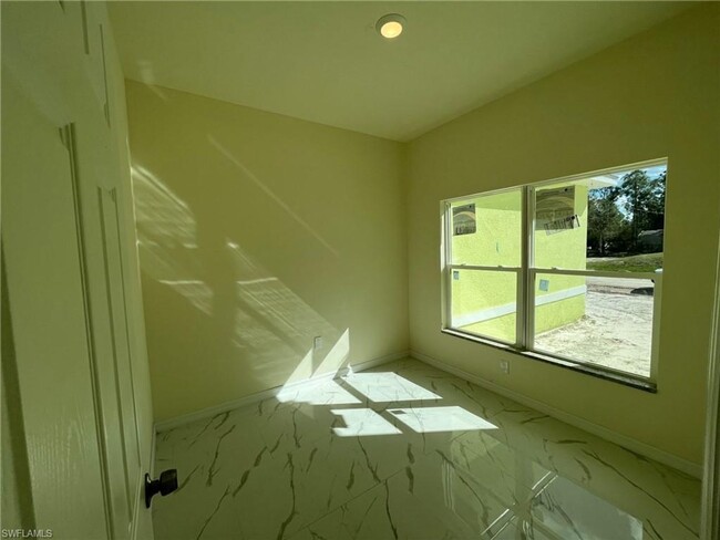 Building Photo - PRICE IMPROVEMENT!!!-LARGE 4 BED/2BATH/2CA...