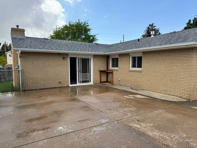 Building Photo - 5 Bedroom ,3 bathroom Single Family Unit
