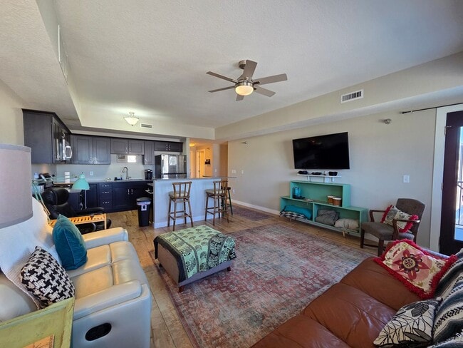 Building Photo - 221 E 5th St