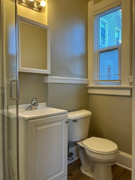 Building Photo - 814 E Lincoln Ave