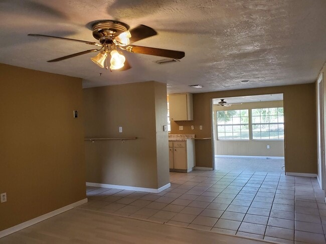 Building Photo - Nice 2/1 Home in Beverly Hills