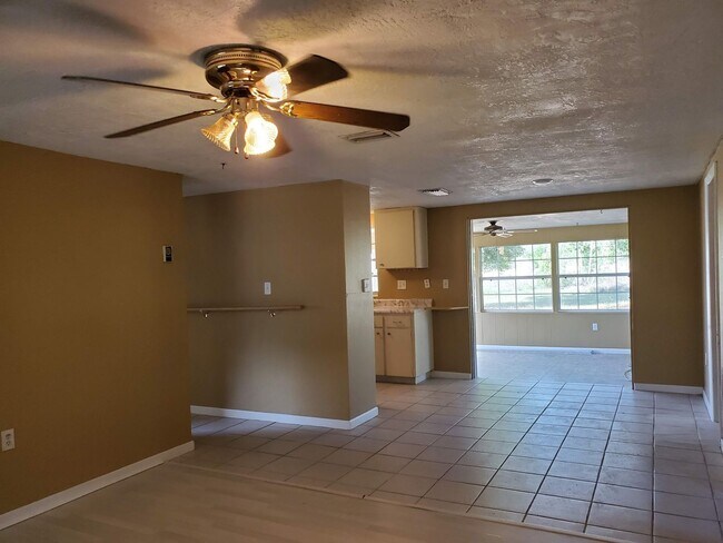 Building Photo - Nice 2/1 Home in Beverly Hills With Great ...