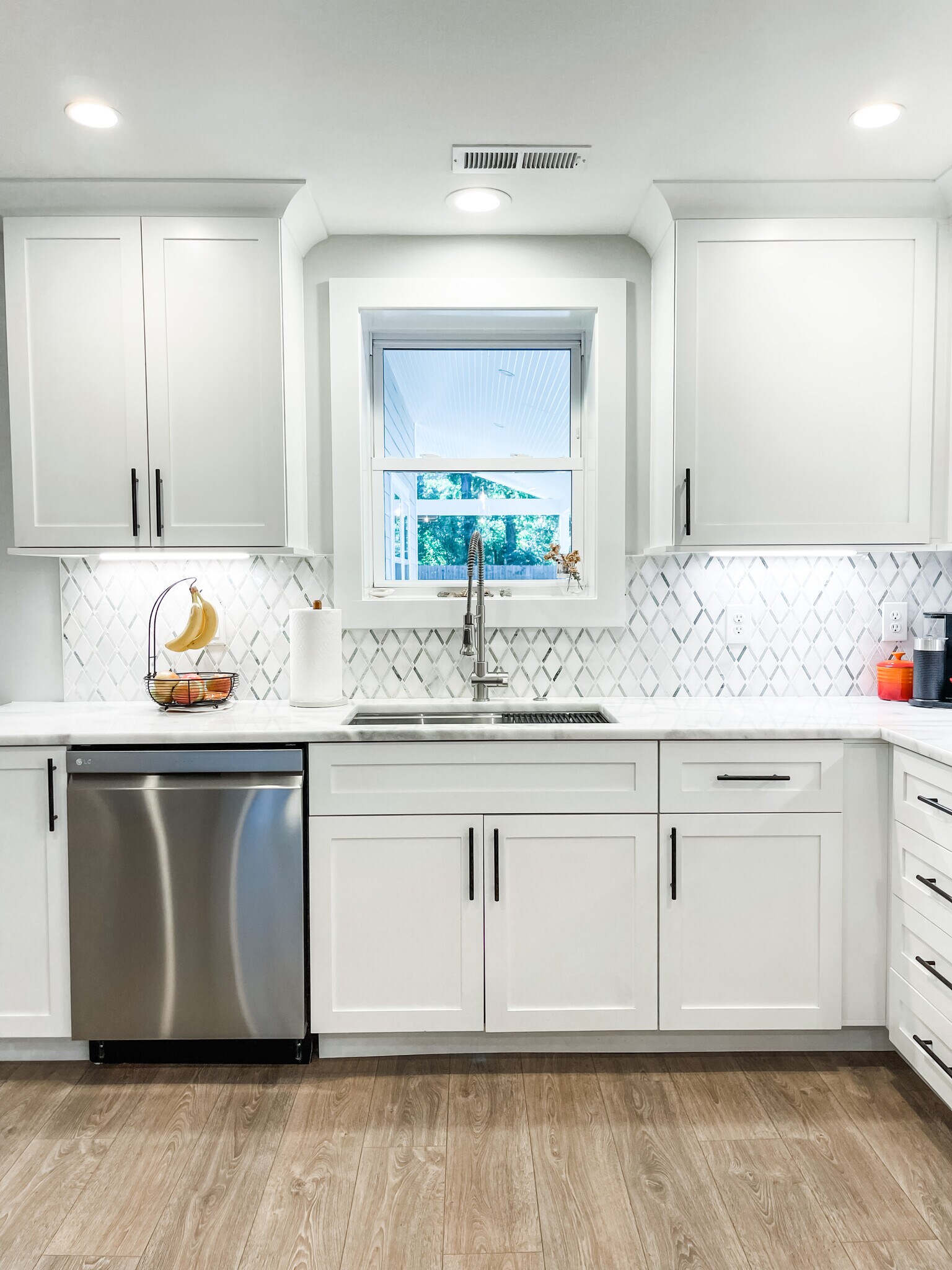 Deep single compartment sink with disposal and sprayer - 303 Woodland Shores Rd