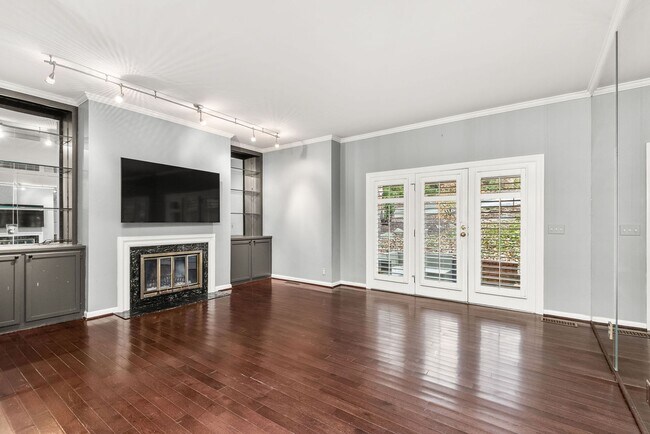 Building Photo - Townhome LOCATION!