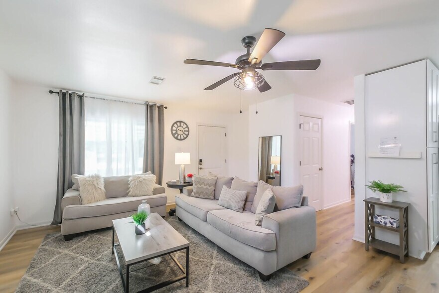 Building Photo - 6705 Lodge St