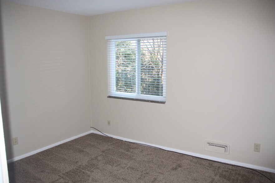 Building Photo - 2142 Collinway St