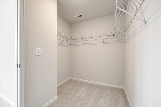 Building Photo - Beautiful 3-bedroom, 3.5 bath townhome in ...
