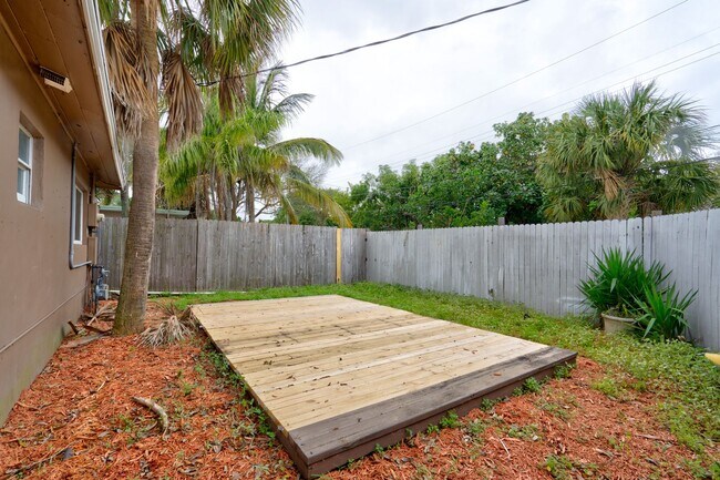 Building Photo - Updated East Delray Duplex | No HOA + Priv...