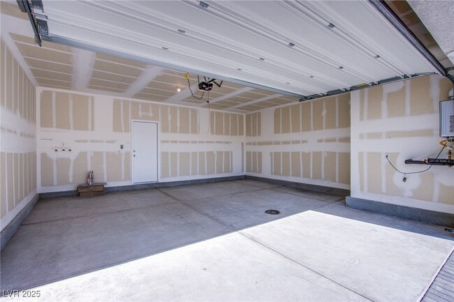 Building Photo - 139 Aqua Cmns