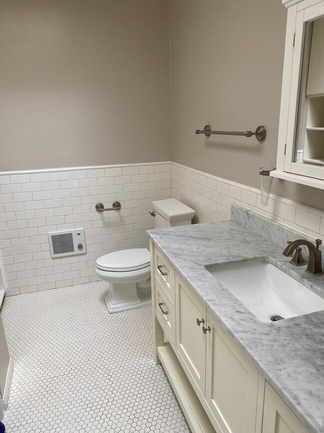 Building Photo - Beautiful Home in the Ventura Foothills