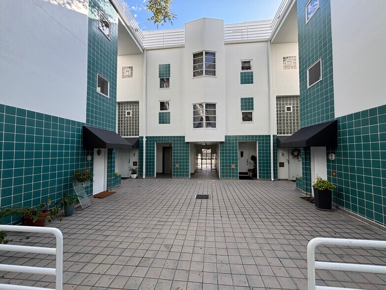 Building Photo - 4950 Bayshore Blvd