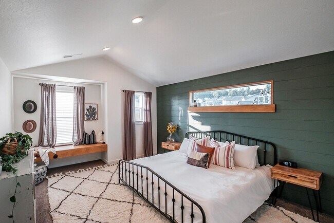 Building Photo - Beautiful 3 Bedroom on Large Corner Lot!