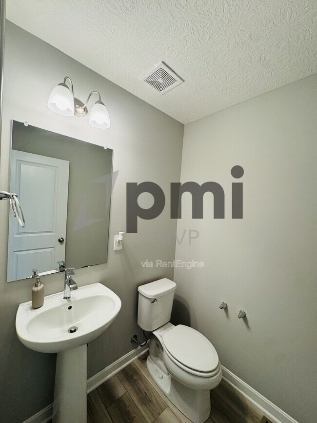 Building Photo - 5749 Shadowfair Ln