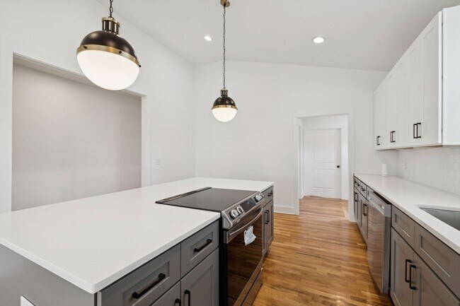 Building Photo - Beautifully Remodeled Home Just Minutes From Downtown Nashville