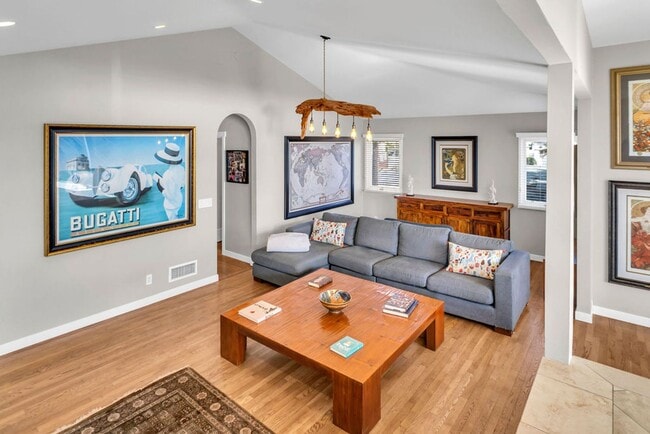 Building Photo - Gorgeous ocean view home at Windansea Beach!