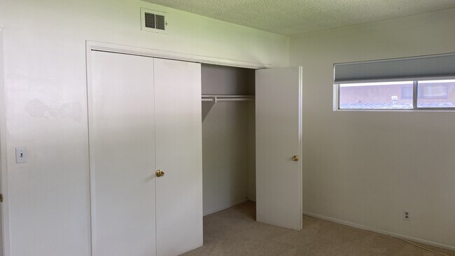 Building Photo - 770 E Mariposa St