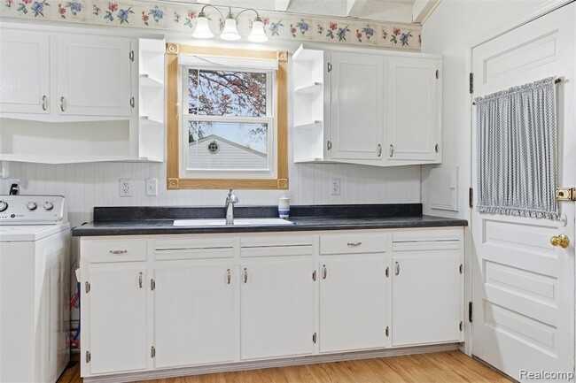 Building Photo - 25118 Lehigh St