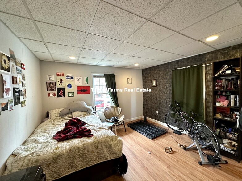 Building Photo - 105 Buttonwood St