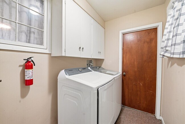 Building Photo - 5 bedroom, 3 1/2 bath, home with two master suites and 2 car garage.
