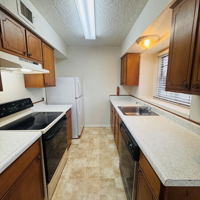 Building Photo - 2901 Helena Ave