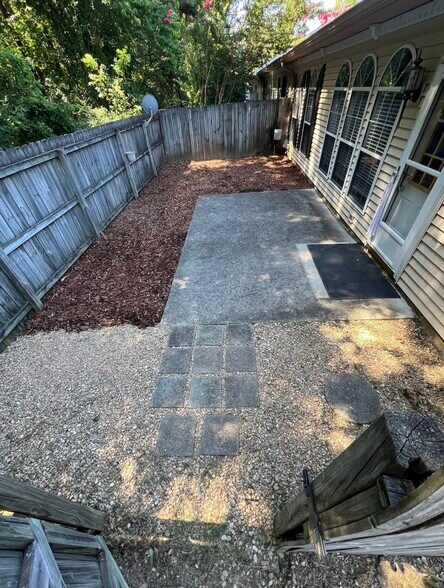 Building Photo - 1694 Red Oak Dr