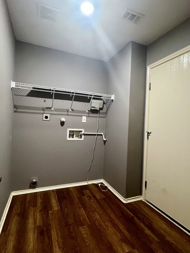 Building Photo - 9411 Rainbow Creek