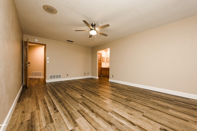 Building Photo - 1523 Poplar Dr