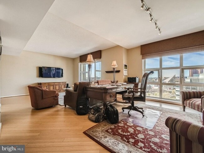 Building Photo - 250 S President St