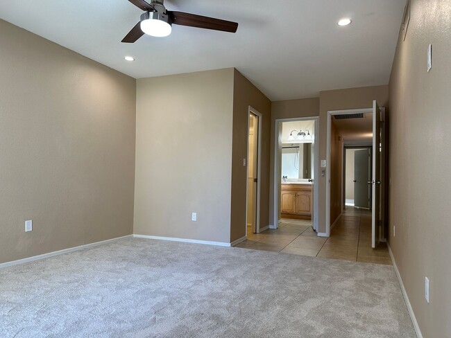 Building Photo - Scottsdale, 3 bed, 2 bath, 2 car garage, 1...