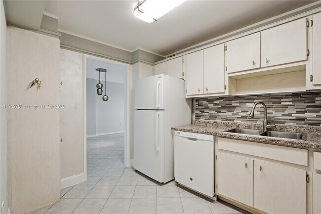 Building Photo - 400 Kings Point Dr