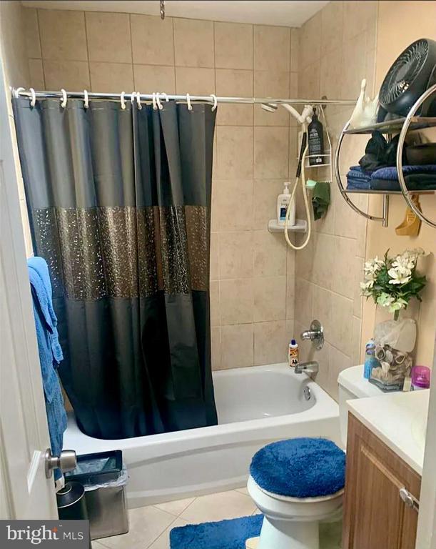 Building Photo - 7631 Algon Ave