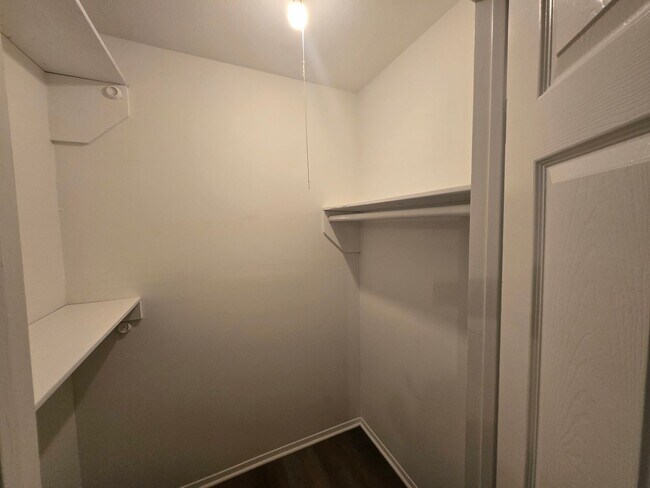 Building Photo - 3221 Dreeben Dr