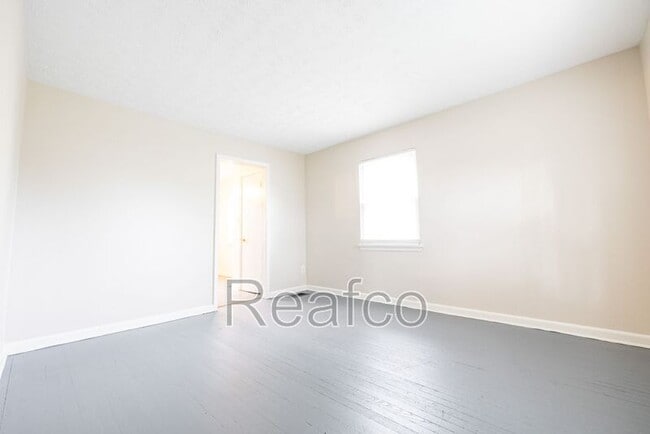 Building Photo - 2818 Vanderberg Ave
