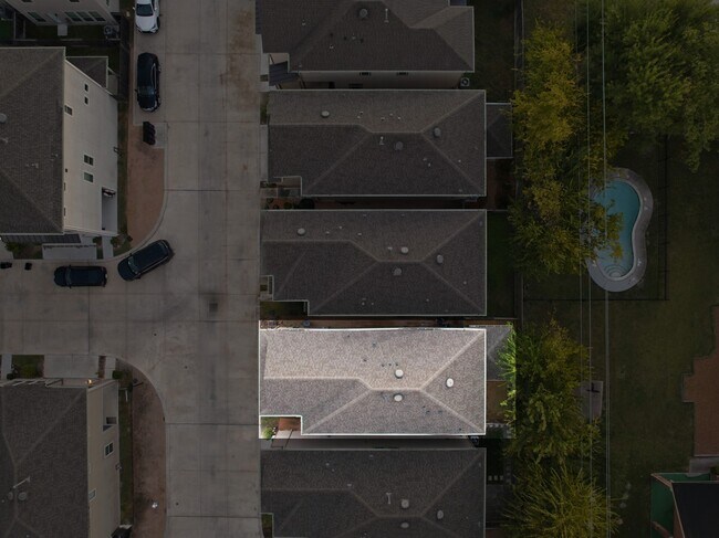 Building Photo - 8663 Cedardale Park Dr