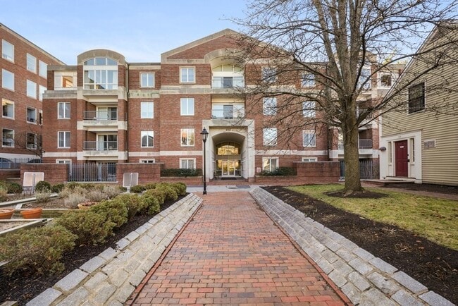 Building Photo - 130 Mt Auburn St