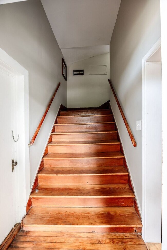 Building Photo - Downtown home walking distance to Mercer L...