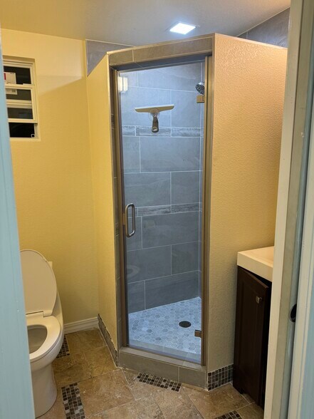 Newly remodeled shower - 1178 Tiegen Dr