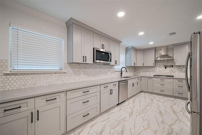 Building Photo - 2402 Chimney Rock Rd