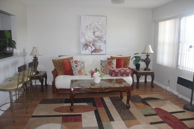 Building Photo - 454 Fanshaw K