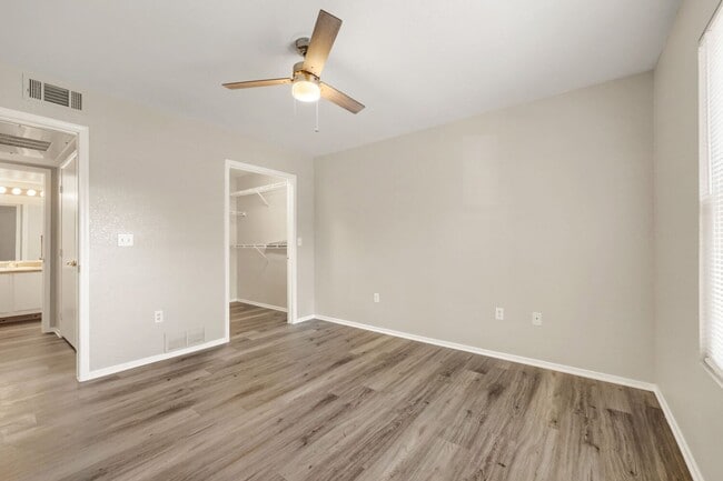 Building Photo - Beautiful 1 Bedroom in Gated Community with a Pool!