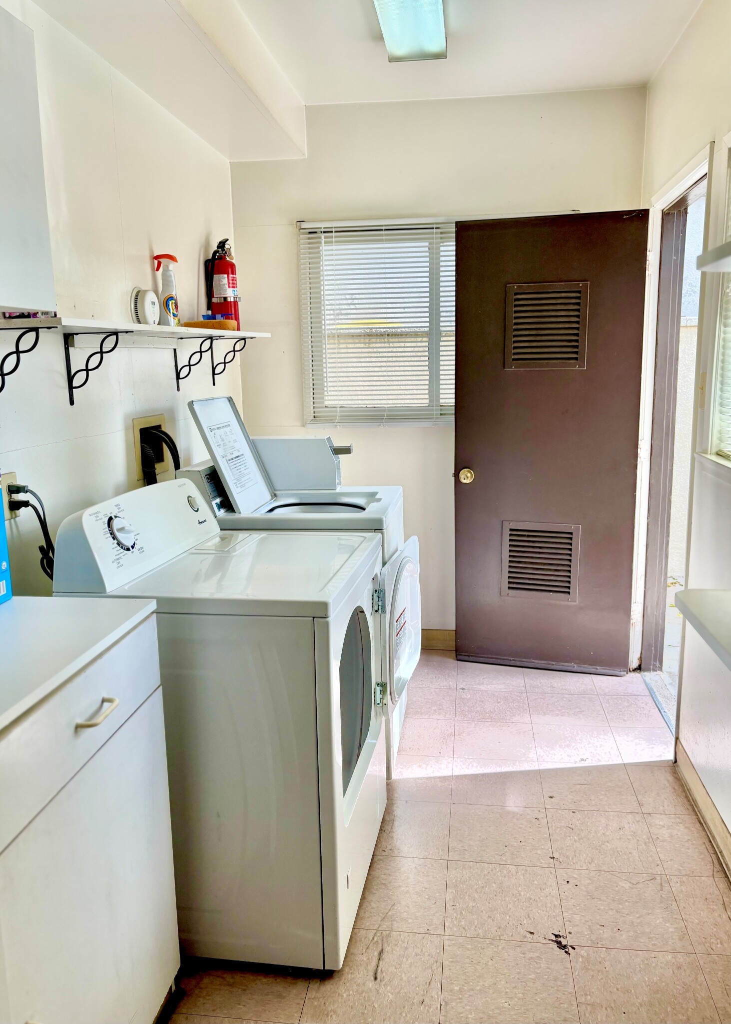 Laundry room shared by just 3 units - 4550 Vista del Monte Ave
