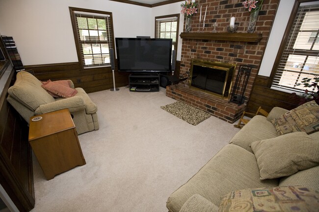 Fireplace in living room - 4800 Wilconna Road