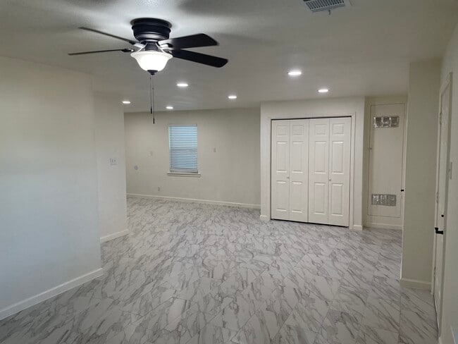 Building Photo - 6705 Covington Dr