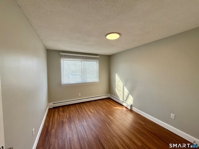 Building Photo - 1168 Main St